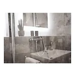 Q-stall, 02 度假居 布里隆