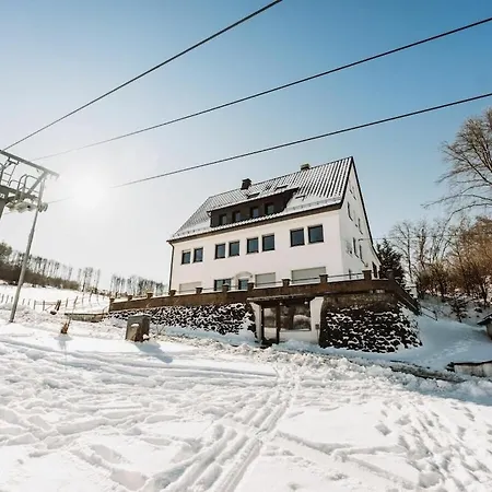 Q-stall, 02 Feriehus